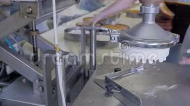 自动化蛋糕生产机.. 糕点生产设备的糕点师，蛋糕生产线。