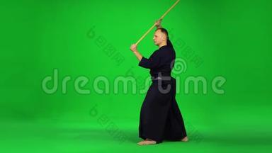 阳刚<strong>剑道</strong>战士用绿色屏幕上的竹子练习武术。