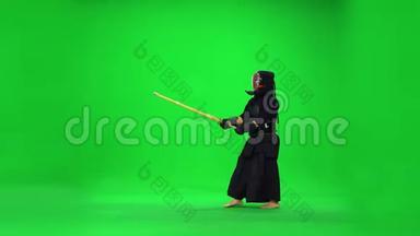 阳刚<strong>剑道</strong>战士用绿色屏幕上的竹子练习武术。