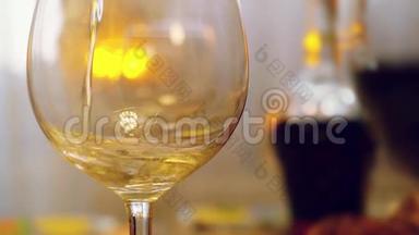 白葡萄<strong>酒</strong>在端桌上缓慢地倒入玻璃杯中。 1920x1080