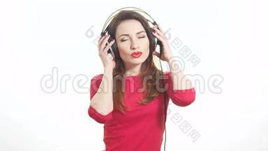 戴着红色口红的漂亮女人听着音乐，触摸大耳机，摘下耳杯，说着什么被隔离在白色上