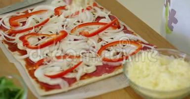 女人做美味的传统自制披萨