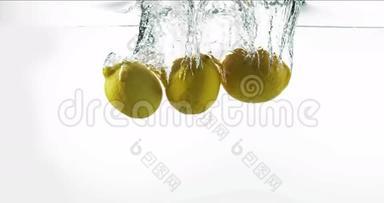 黄色柠檬，柑橘柠檬，白色背景下落入水中的水果，