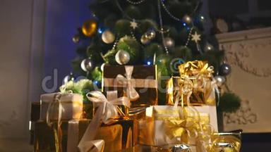 圣诞树下的豪华礼品盒、新年家庭装饰品、圣诞礼物的金色包装、节日冷杉树