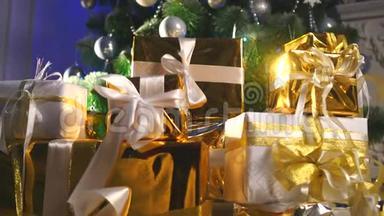 圣诞树下的豪华礼品盒、新年家庭装饰品、圣诞礼物的金色包装、节日冷杉树
