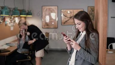 漂亮的黑发女人在工作场所的现代创业办公室团队中使用触摸屏平板电脑