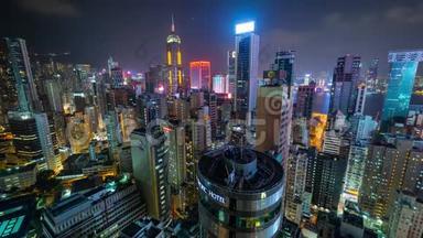 香港-2018年5月：晚上从上面俯瞰铜锣湾和湾仔码头的屋顶时间。
