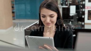 微笑着成熟的职业女商人在办公室。 手持<strong>数码</strong>平板电脑.. <strong>机</strong>场或购物场所的黑发女人