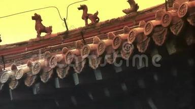 屋顶屋檐上的雕塑，中国古代建筑.. 中国石头纪念拱..