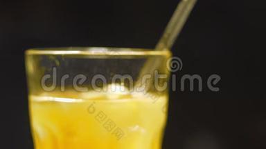 冰球尾特写.. 朗姆酒和芒果汁。