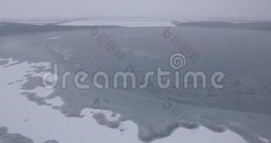 冰封的湖面，空中摄影，寒冷的冬天
