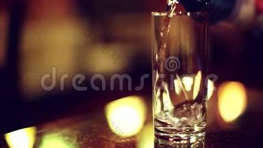 饮用水是从一个瓶子倒入一个玻璃在夜间<strong>酒</strong>吧。 1920x1080
