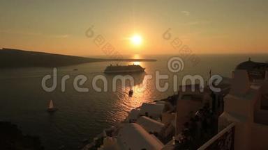 希腊圣托里尼岛上的大型游轮，日落<strong>时令</strong>人叹为观止
