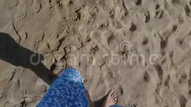 人走在沙滩上，海浪温柔地洗脚。 夏天。 第一人观点
