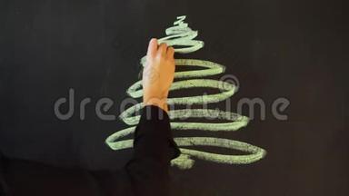 用粉笔在石板上画一棵圣诞树。 <strong>新年</strong>贺卡<strong>海报</strong>样板