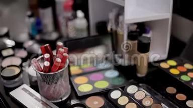 化妆沙龙中的专业化妆品.. 化妆用的豪华化妆品。 多彩口红，阴影，粉末