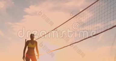 在一个美丽的夏日傍晚，运动女孩在沙滩排球比赛中跳到空中，在网上击球