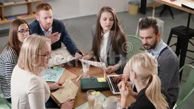 创意商业<strong>团队</strong>在一个现代化的<strong>创业</strong>办公室的桌子上。 女领导讲解项目细节..