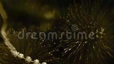 老电影摄影机：摄影机在圣诞树树枝间移动