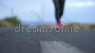 跑鞋-在山区沙漠公路上系鞋带的女人