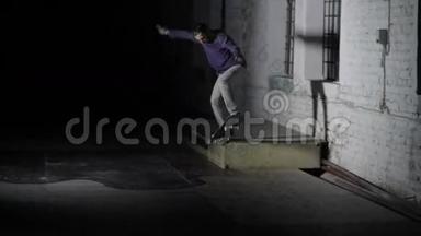 男<strong>滑板</strong>手在溜冰场的窗台上表演特技