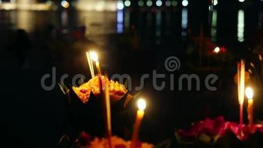 在泰<strong>国庆</strong>祝LoyKratong节。 在池塘里用鲜花和蜡烛发射船只。 3840x2160，4k