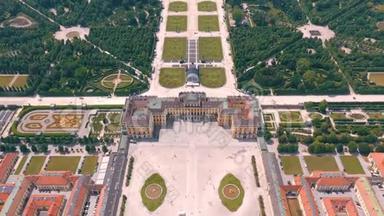 维也纳，澳大利亚，-2019年6月：鸟瞰Schonbrunn宫，前皇家避暑住宅，旅游景点。