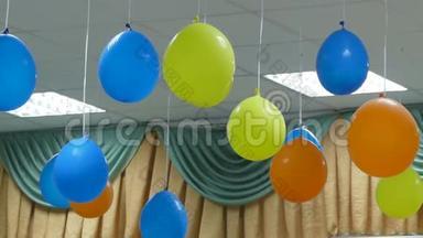 吊在天花板上的气球庆祝生日慢动作视频