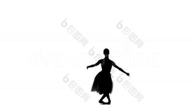 芭蕾舞女演员表演舞蹈技巧，穿白衣服