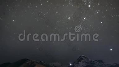 乔治亚州的斯蒂芬斯明达。 夜晚的星空，在卡兹别克山的山顶上闪耀着星星。 美丽的夜晚格鲁吉亚语