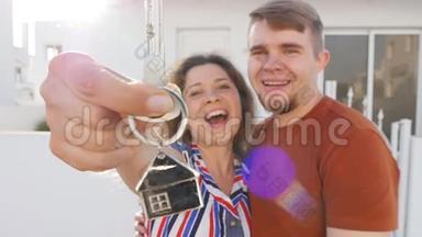 带着新家钥匙的快乐年轻夫妇