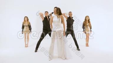 一群专业演员在白色背景下跳舞。它们同步运动，所有的运动都是非常可塑的