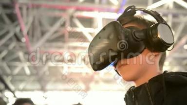 这家伙在VR耳机虚拟现实中玩游戏在一个会议活动。