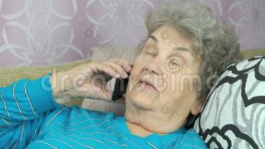 与朋友通电话的老年妇女
