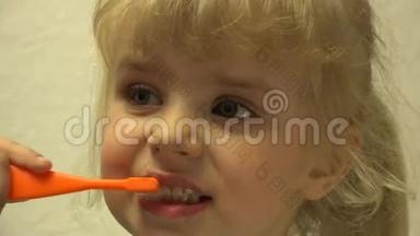 可爱的小女孩正在用牙刷清洁牙齿。 4K超高清，超高清
