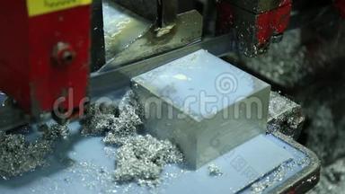 金属加工用锯条生产车间切割铝扁条