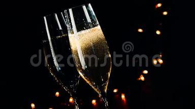 在黑色暗光背景下，两瓶带有金色气泡的香槟酒杯，新年气氛