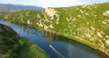 克罗地亚Zrmanja河上超速行驶的一艘摩托艇的鸟瞰图