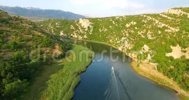 克罗地亚Zrmanja河上超速行驶的一艘摩托艇的鸟瞰图