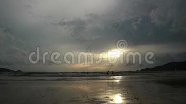 日落时的海景反射在潮湿的沙滩上，海<strong>浪涌</strong>来