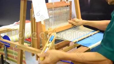泰国人使用小型织布机或织布机织布