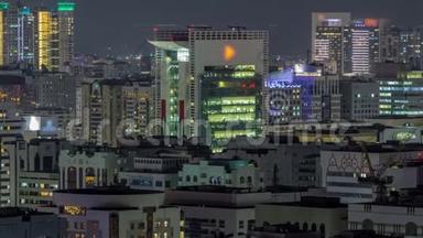 阿布扎比市中心的空中天际线，从夜幕降临开始