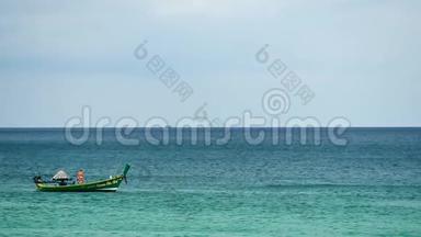 在阳光明媚的一天，在热带海滩的海洋中漂流的船游
