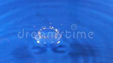 蓝色背景下的水滴<strong>落入</strong>水中，