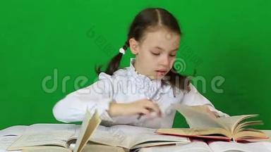 小女孩勤奋地做作业