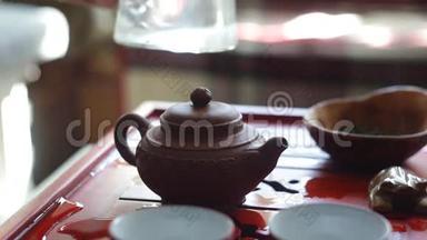茶道。 女人在泡茶前烫伤茶壶。