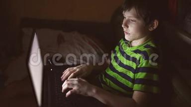带手提电脑的室内少年上网玩电脑游戏