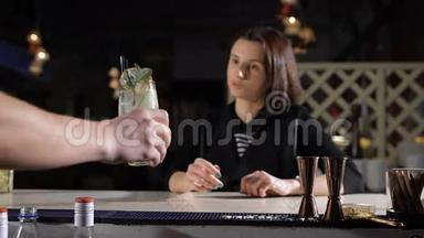 酒保给那位漂亮的黑发女人放了一杯独家鸡尾酒。 酒吧里的幽默和笑声