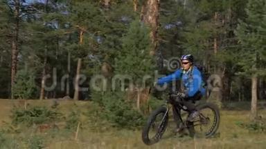 在夏天骑在森林里的胖自行车也叫胖自行车或胖轮胎自行车。