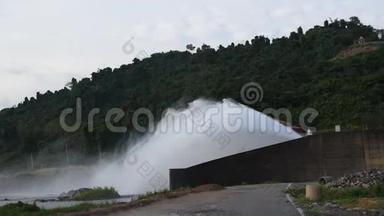 泰国Khun Dan Prakarn Chon大型混凝土大坝泄洪